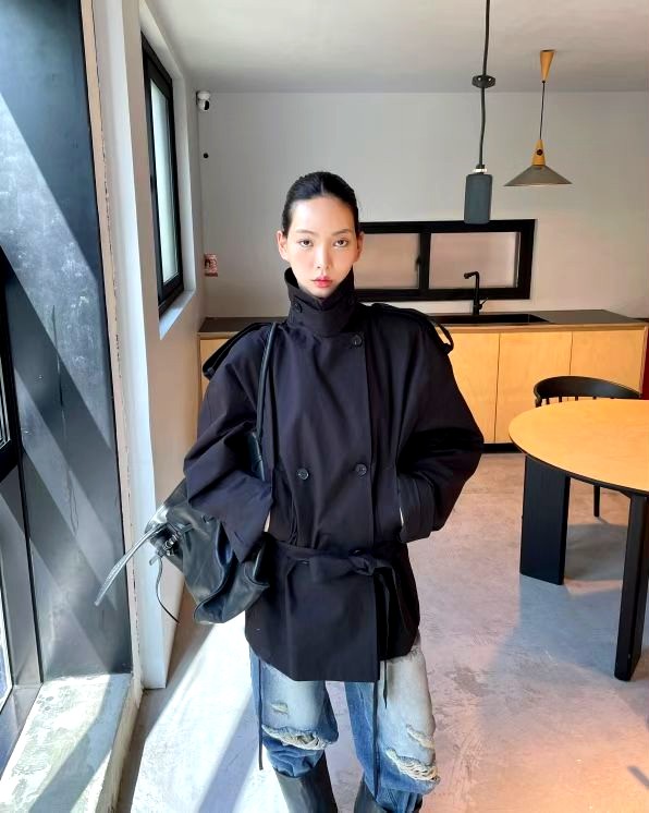 스타일리시하고 미니멀한 여성 재킷, 우아한 분위기, 다양한 경우에 적합