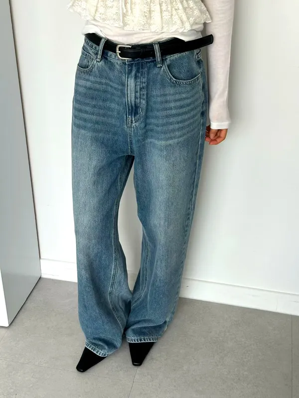 Trendy Loose-Fit Jeans: Comfortable and Versatile for Any Occasion