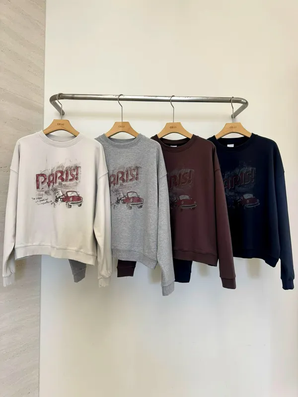 Paris printed loose sweatshirt, comfortable and fashionable.