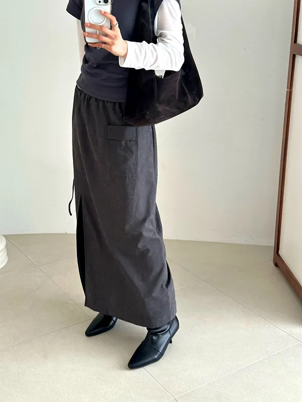 Fashionable and minimalist women's midi skirt, elegant and versatile.