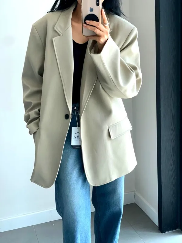 Fashionable and minimalist women's coat, an essential for elegant temperament.