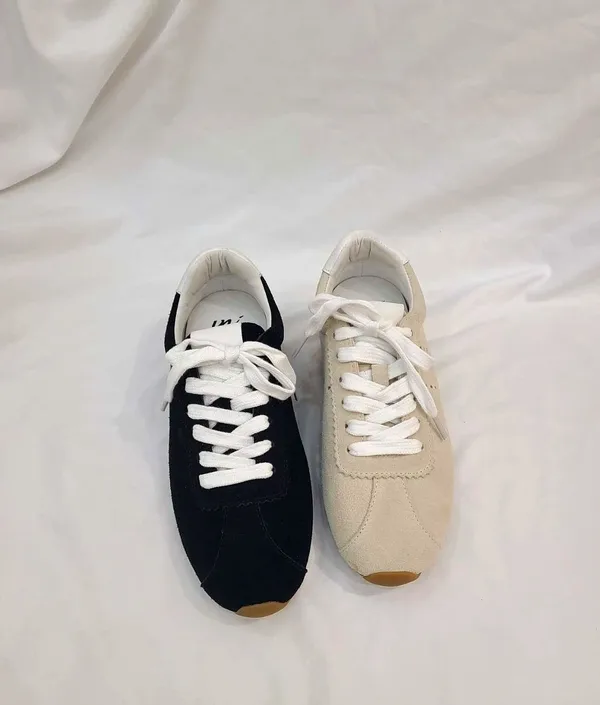 Stylish and Comfortable Women's Sneakers, Versatile Sporty Casual Shoes Apm Luxe B1층110호 RILLA Apm Luxe B1층110호 RILLA(릴라) no 7166 size 230~250 굽높이 3cm(속굽 포함) 40000원 블랙 아이보리 천연양가죽 라인이 너무 예쁜 소프트한 스웨이드 가죽으로 제작된 경량 스니커즈 독특한 아웃솔은 포인트를 더해주어 세련되게 코디하기 좋은 슈즈에요