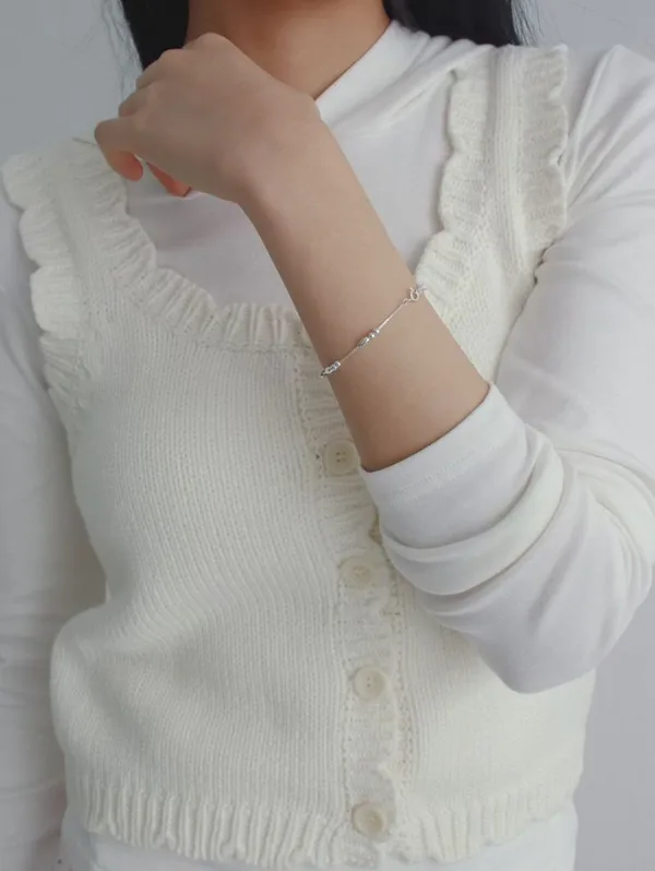 Fashionable Versatile Knitted Vest with Elegant Slim Fit Design