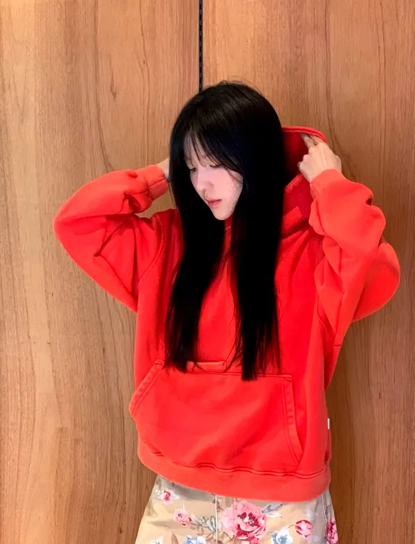 เสื้อฮู้ดสีแดงสุดชิค สบายและเข้ากันได้ดี เป็นสิ่งที่ขาดไม่ได้ในฤดูใบไม้ร่วงและฤดูหนาว