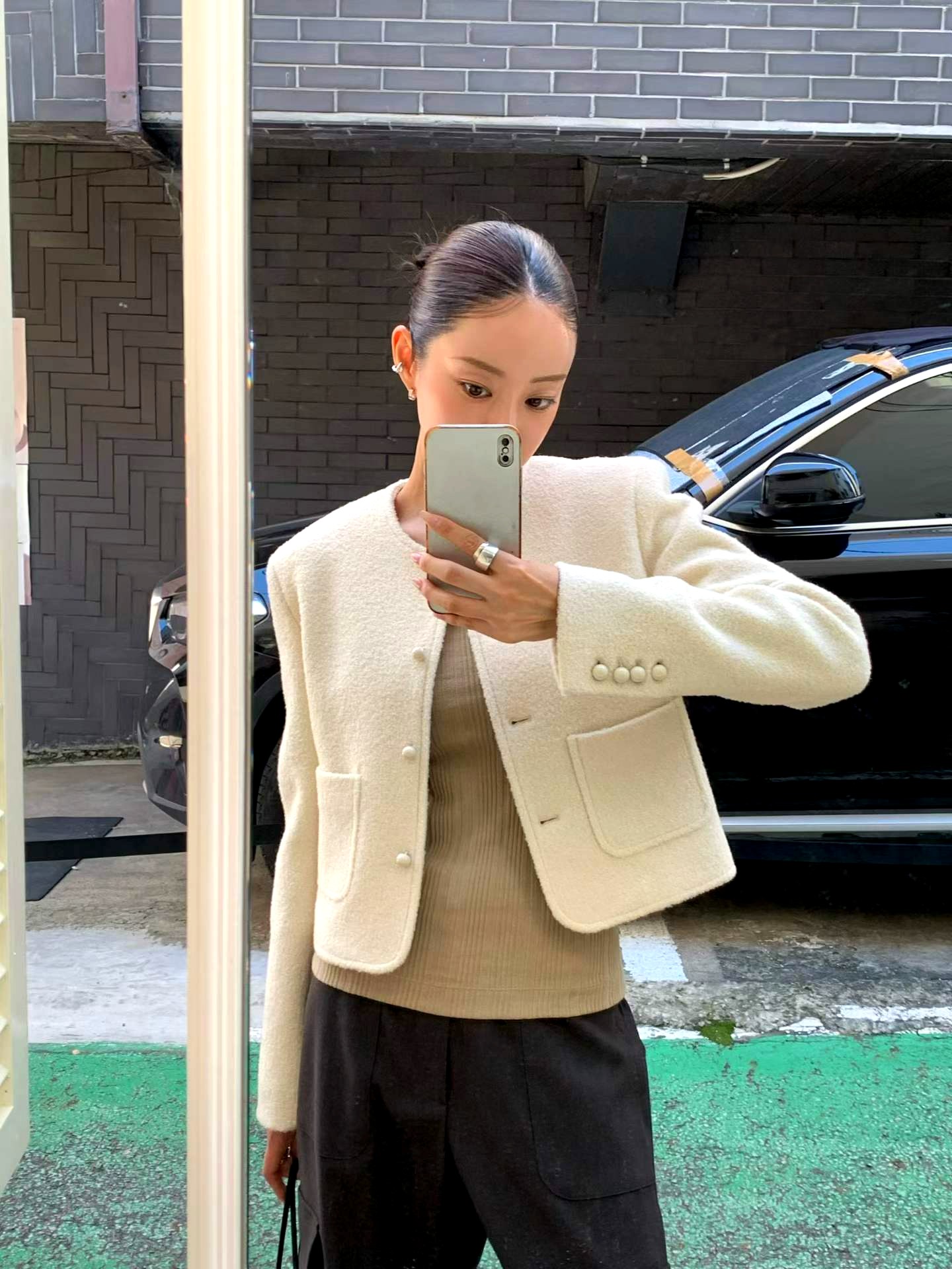 우아하고 미니멀한 여성 자켓, 패셔너블하고 다재다능한