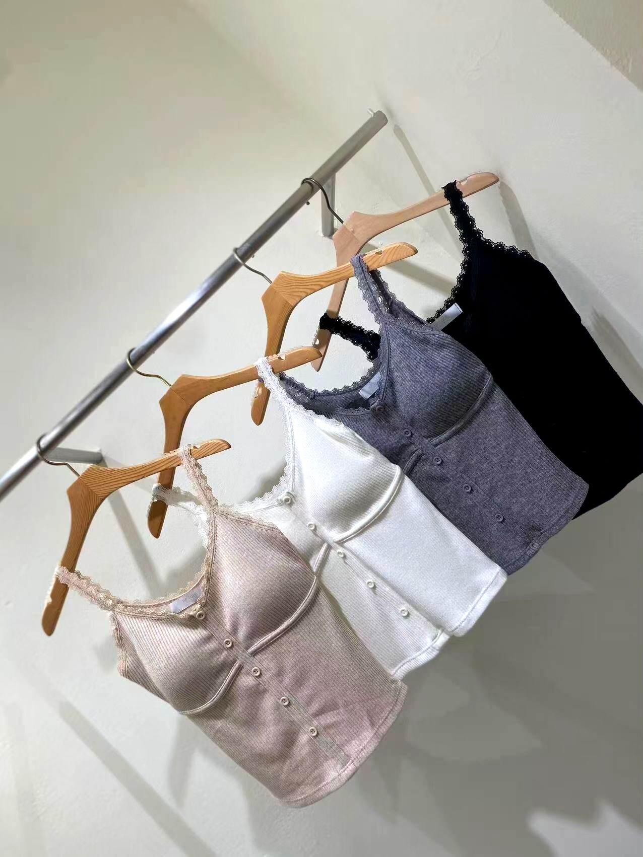 우아한 레이스 캐미솔, 가볍고 통기성이 뛰어나 여름에 완벽하게 어울립니다