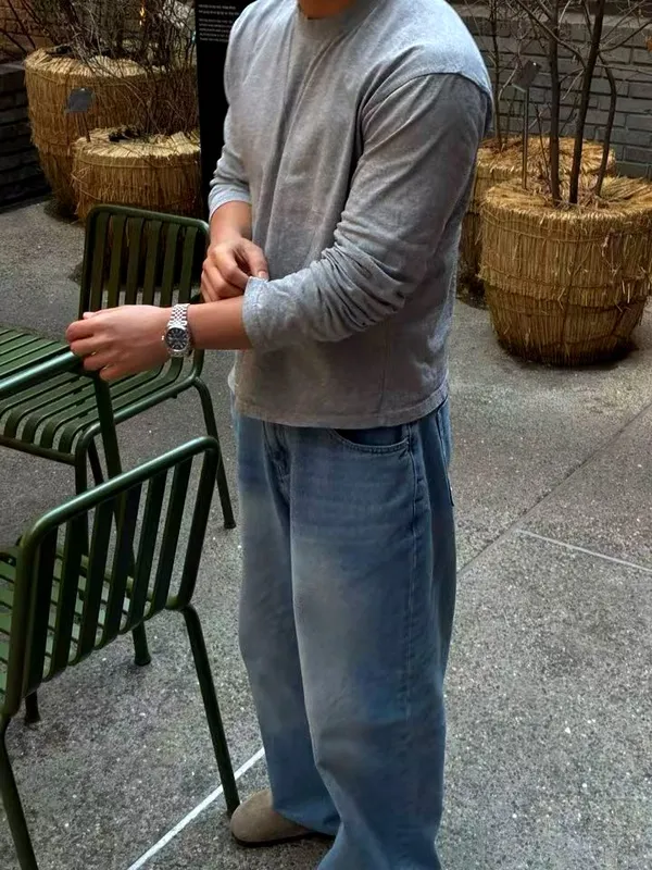Minimalist style men's long-sleeve T-shirt, comfortable and versatile.
