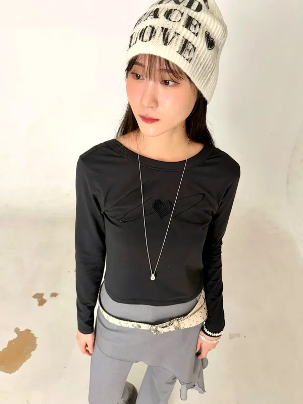 Fashionable black women's top, comfortable and versatile.