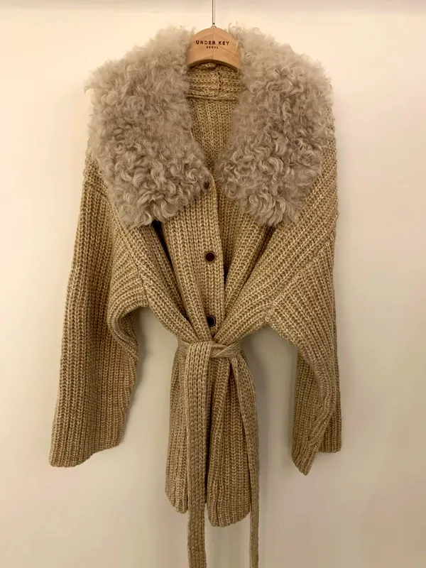 Fashionable Plush Collar Women's Coat, Warm and Comfortable
