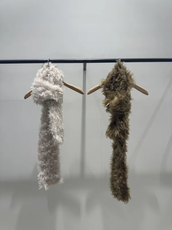 Stylish Plush Scarf - Warm and Versatile