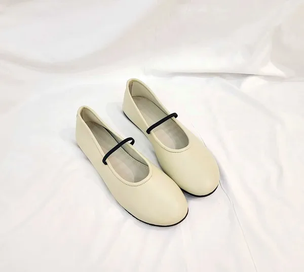 Stylish and Minimalist Women's Shoes, Elegant and Comfortable for Daily Wear Apm Luxe B1층110호 RILLA(릴라) no 7190 size 230~250 굽높이 1.5cm 36000원 블랙 아이보리 천연양가죽 러블리한 둥근코 심플 메리제인 플랫슈즈 부드러운 양가죽소재에 스판소재 발등 스트랩으로 일년내내 다양한 코디가 가능한 아이템이에요