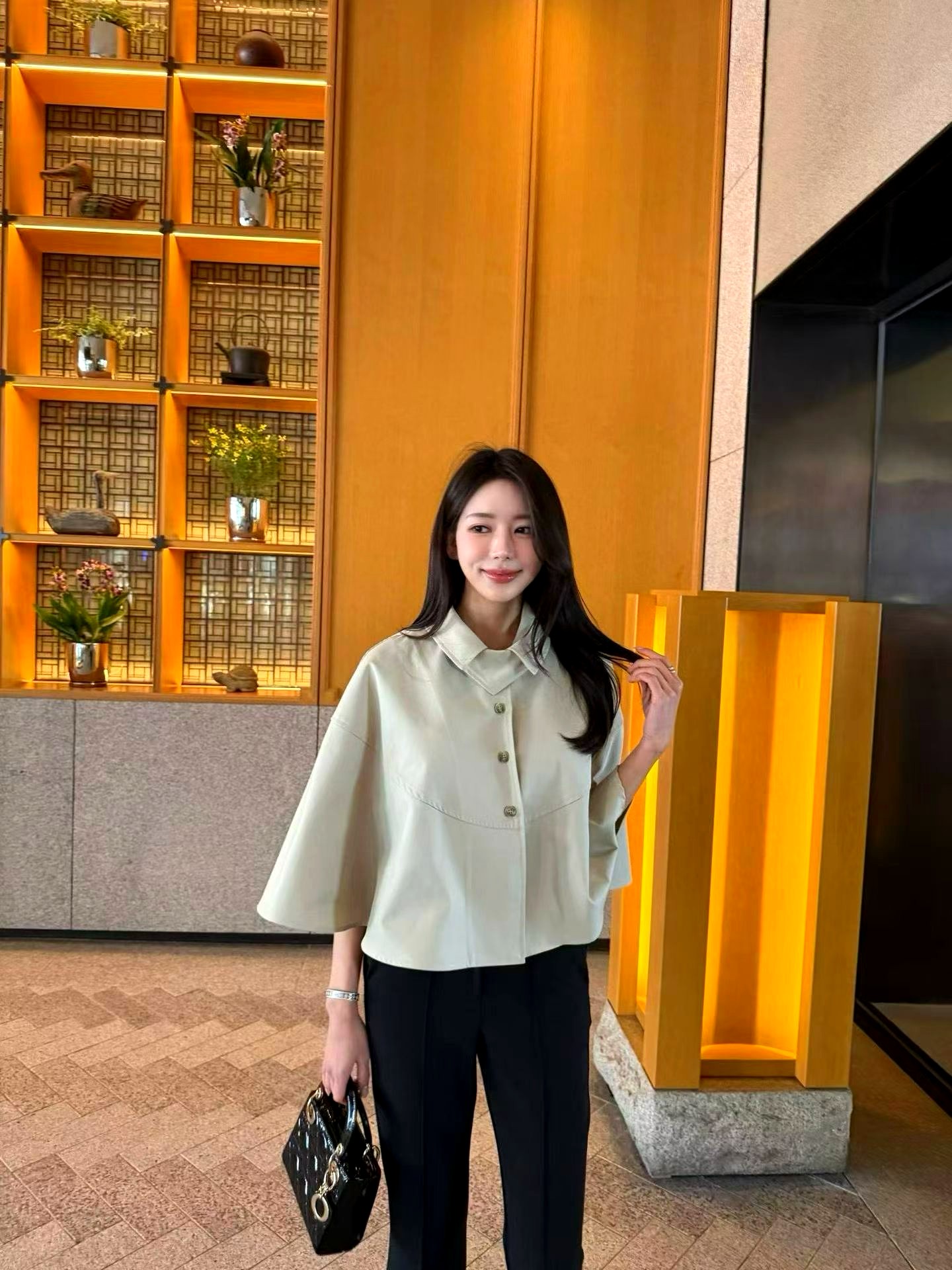 스타일리시하고 미니멀한 여성 자켓, 우아한 매력