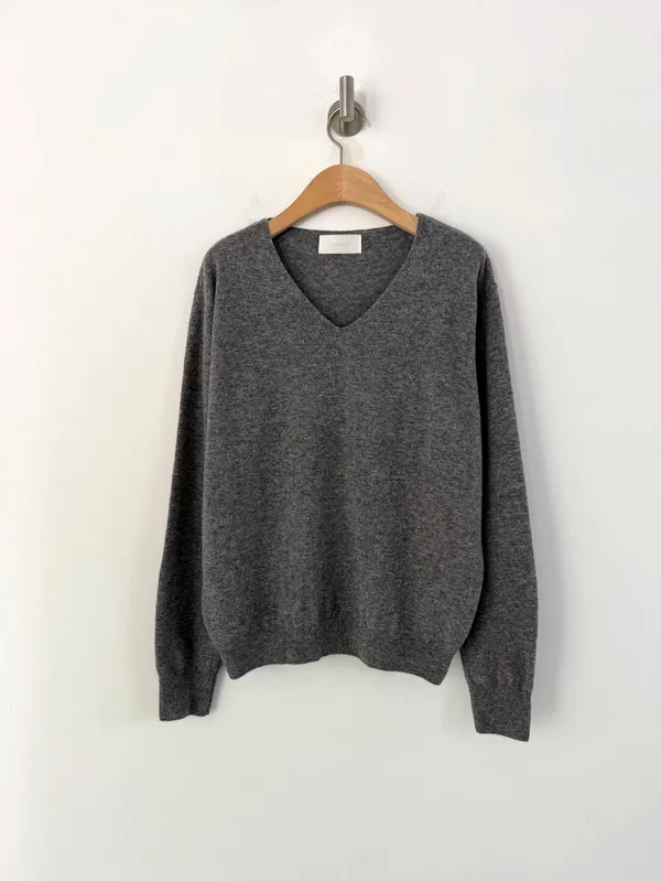 Minimalist V-Neck Sweater - Comfortable and Versatile