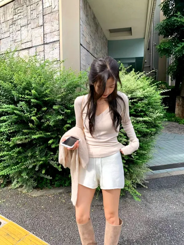 簡約舒適女裝上衣，優雅修身設計