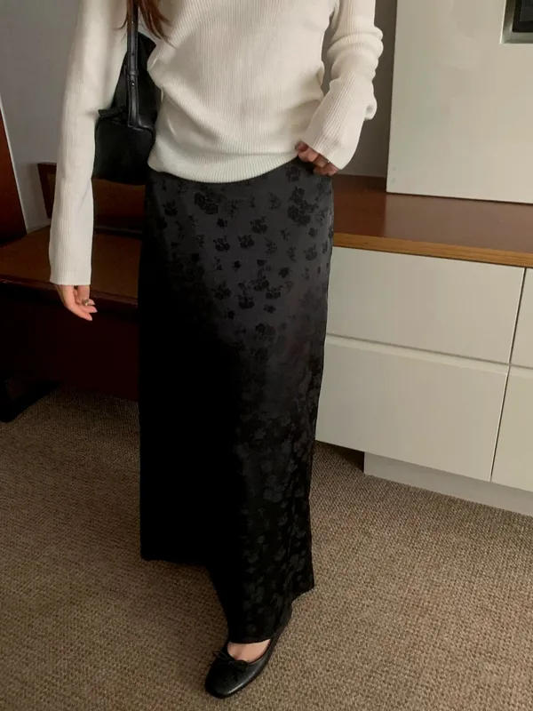 Elegant Black Patterned Maxi Dress - Showcase Your Charming Aura!