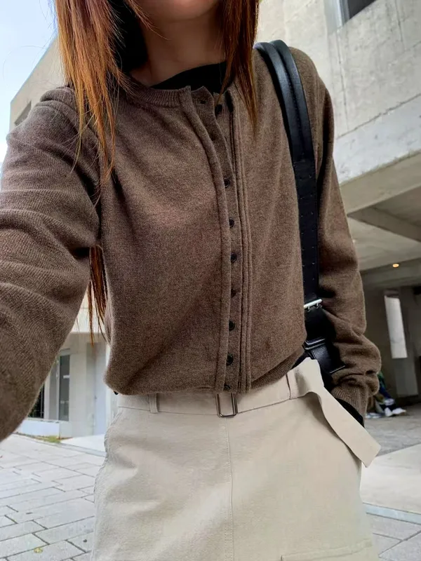 溫暖舒適女裝開衫，簡約百搭風格