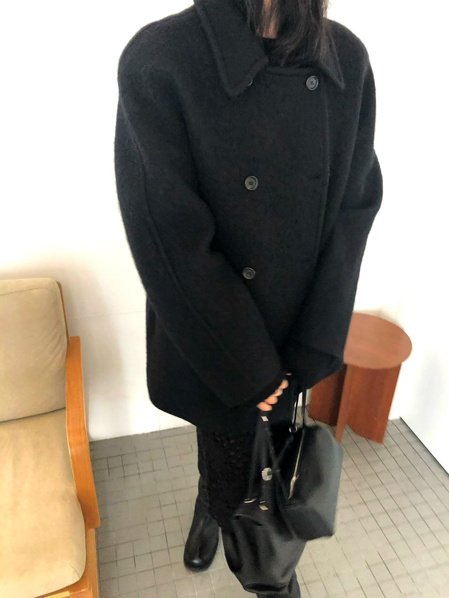 스타일리시하고 미니멀한 여성 코트, 우아하고 따뜻함