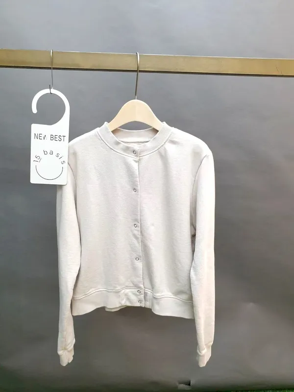 Fashionable and Minimalist Women's Sweater - Comfortable and Versatile
