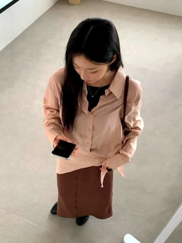 Elegant and Minimalist Women's Shirt, Lightweight and Breathable, Perfect for Spring and Summer