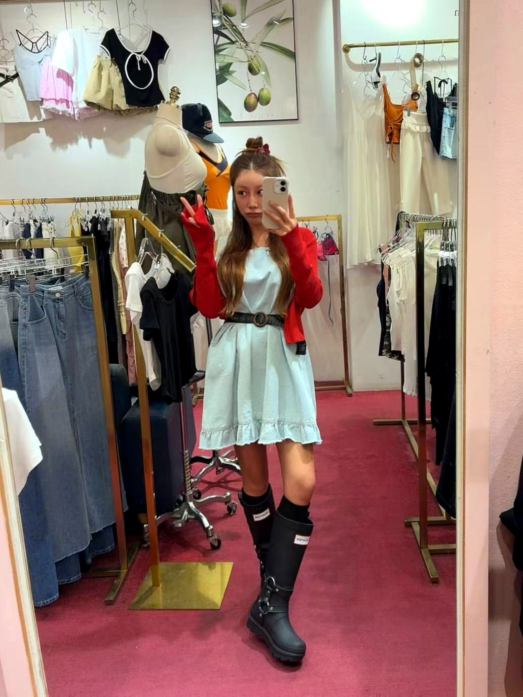 신선한 파란색 여성 원피스, 우아하고 편안하며 봄여름에 적합