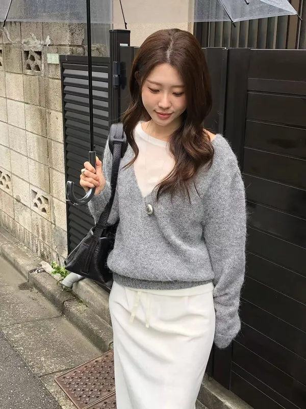 Soft and Comfortable Knitted Sweater, A Must-Have Fashion Item for Autumn and Winter