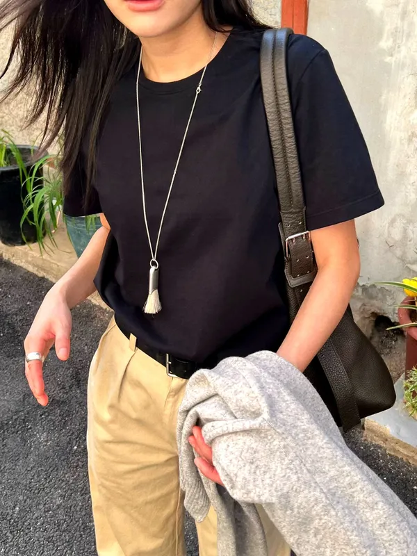 Minimalist Black T-Shirt - Comfortable and Versatile for Everyday Wear