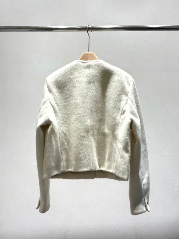 Elegant and Minimalist Women's Jacket - Comfortable and Stylish