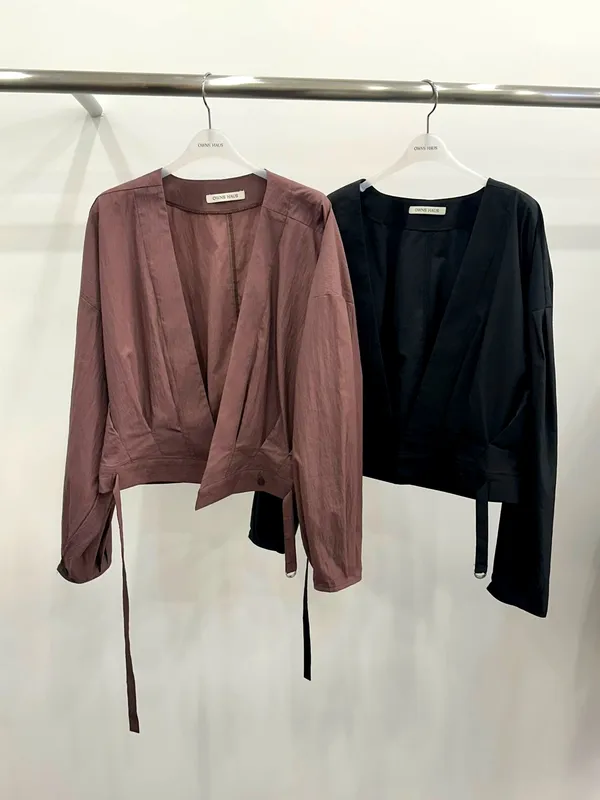 Chic Women's Jacket with Elegant Cut, Perfect for Any Occasion