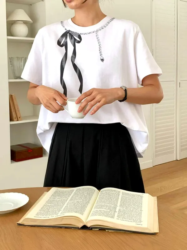 Stylish and Minimalist Women's T-Shirt with Elegant Ribbon Decoration