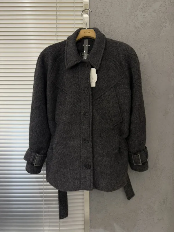 Elegant wool coat, warm and comfortable, stylish and versatile