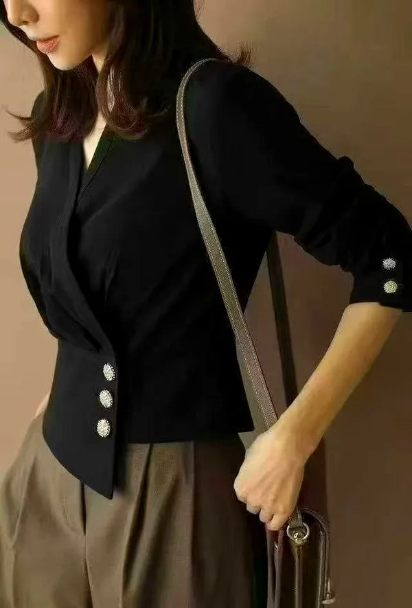 优雅简约黑色女装上衣，时尚扣饰设计 新款上市