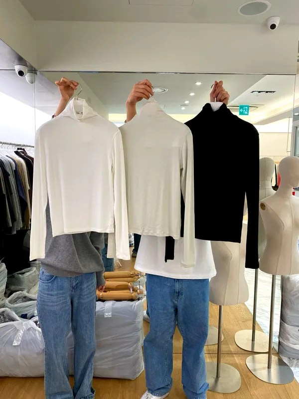 Stylish and Minimalist Women's Top - Comfortable and Versatile