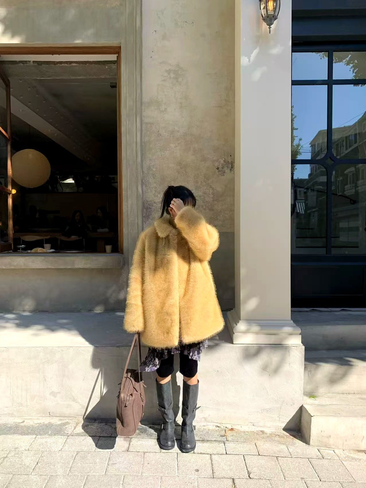 패셔너블하고 우아한 여성용 모피 코트, 따뜻하고 편안하며 완벽한 조화