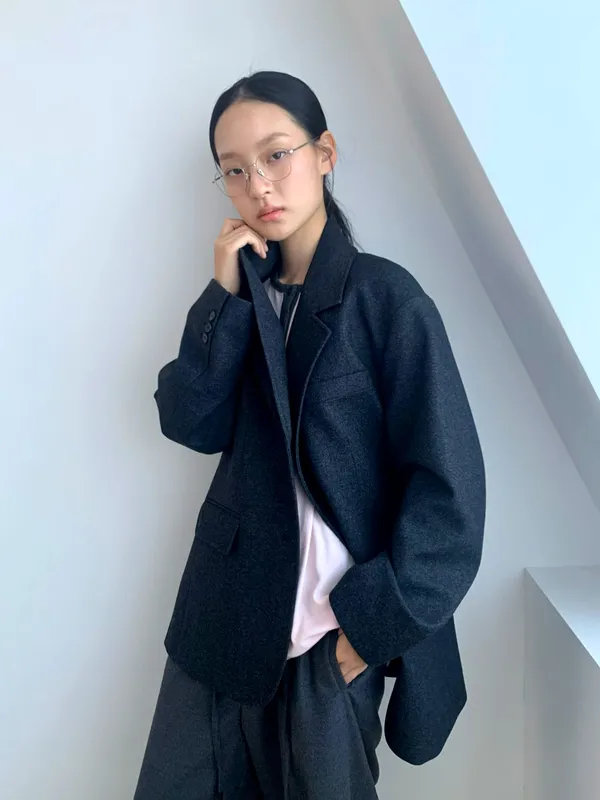Stylish and Minimalist Women's Blazer Jacket - A Must-Have for Elegance