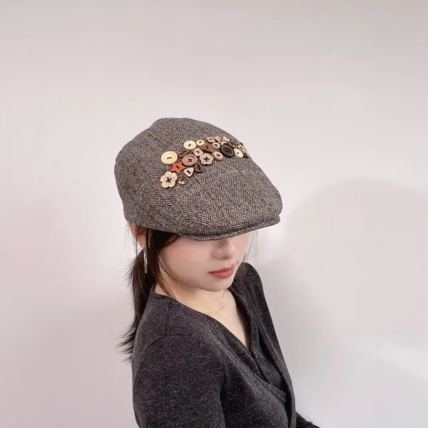 Mũ beret trang trí hoa phong cách vintage