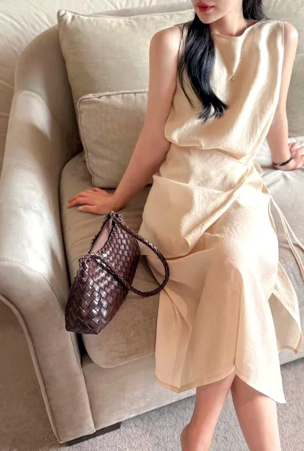 Elegant and Minimalist Women's Dress, Lightweight and Comfortable for Summer Wear