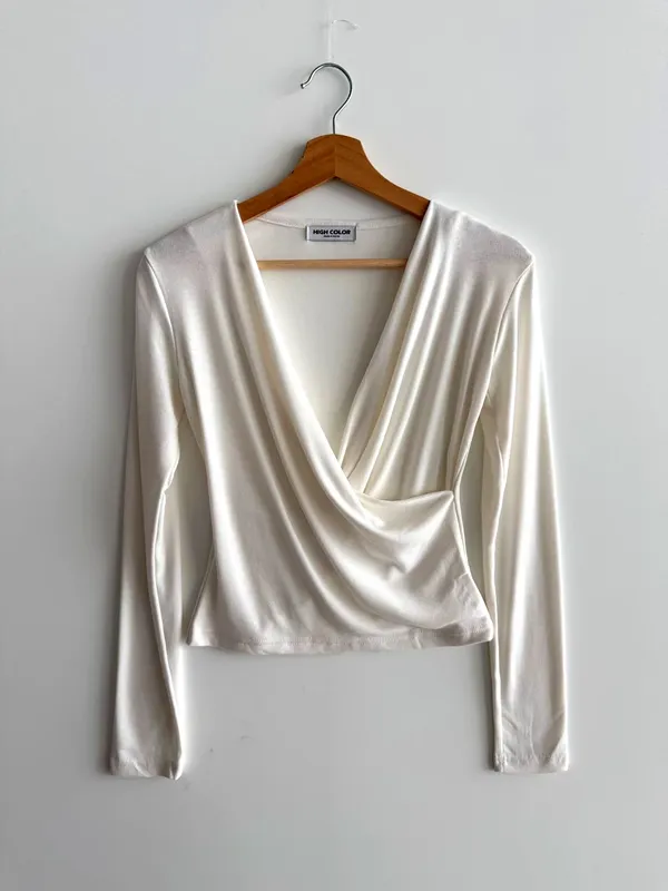 Elegant V-Neck Women's Top with Comfortable Slim Fit Design