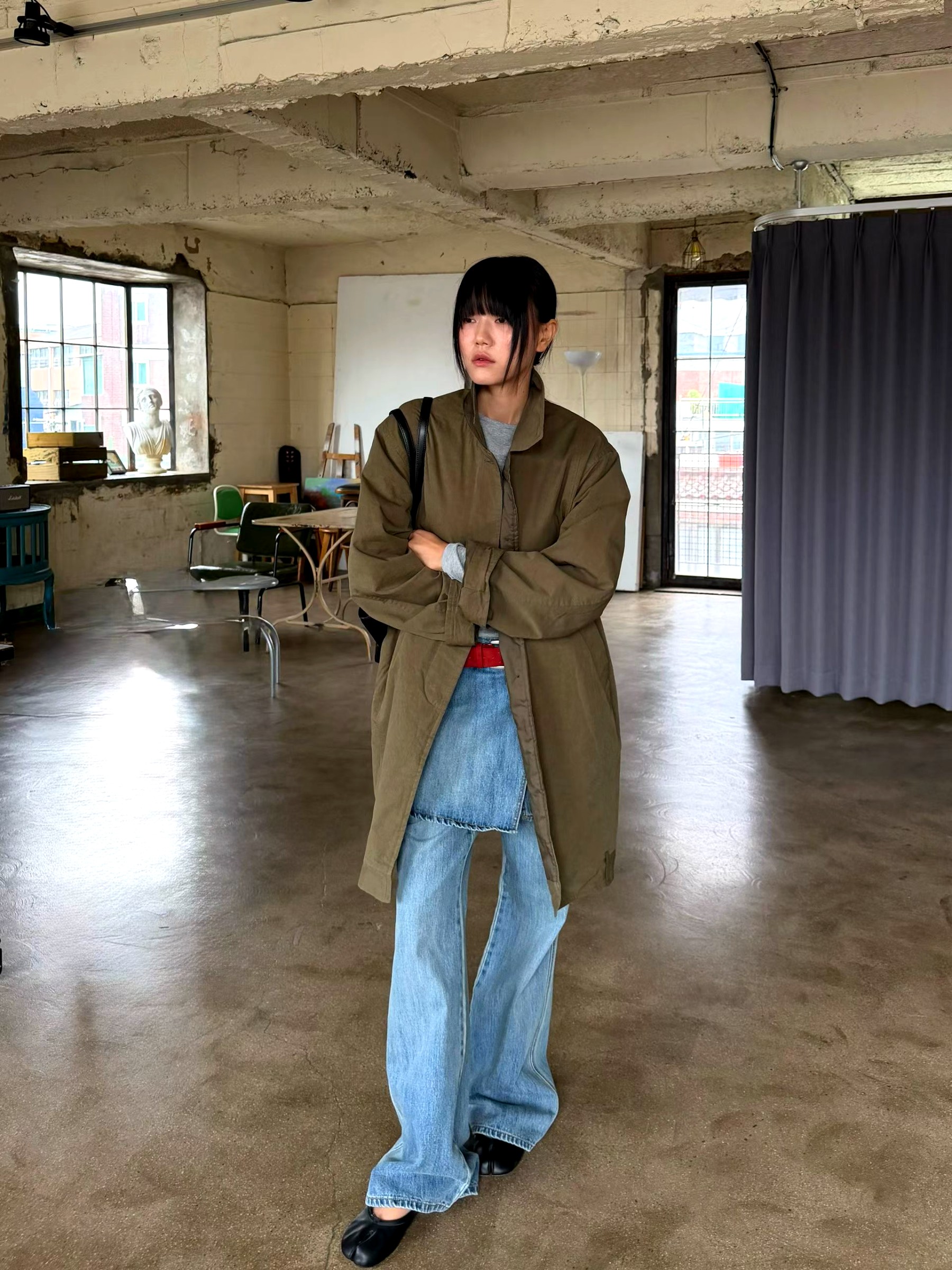 봄과 가을에 적합한 스타일리시하고 미니멀한 여성 재킷