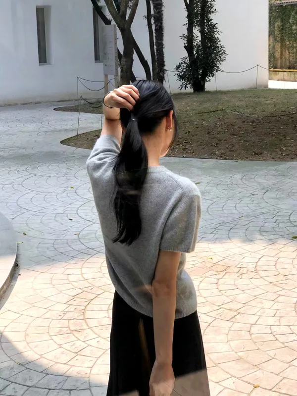 Minimalist Gray Sweater - Comfortable and Versatile