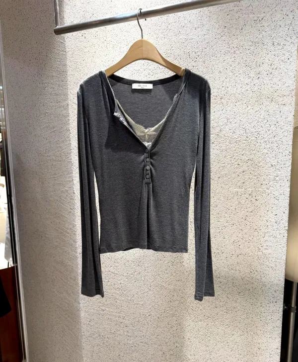 Stylish and Minimalist Women's Top with Comfortable Fit