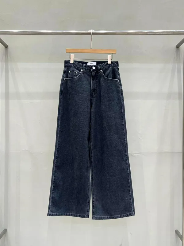 Trendy Loose-Fit Jeans - Comfortable and Versatile for Any Occasion