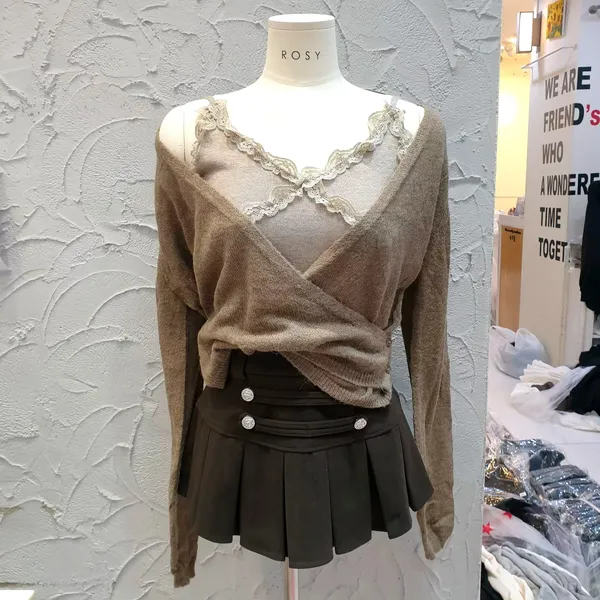Elegant Lace-Trimmed Women's Top - Fashionable and Comfortable