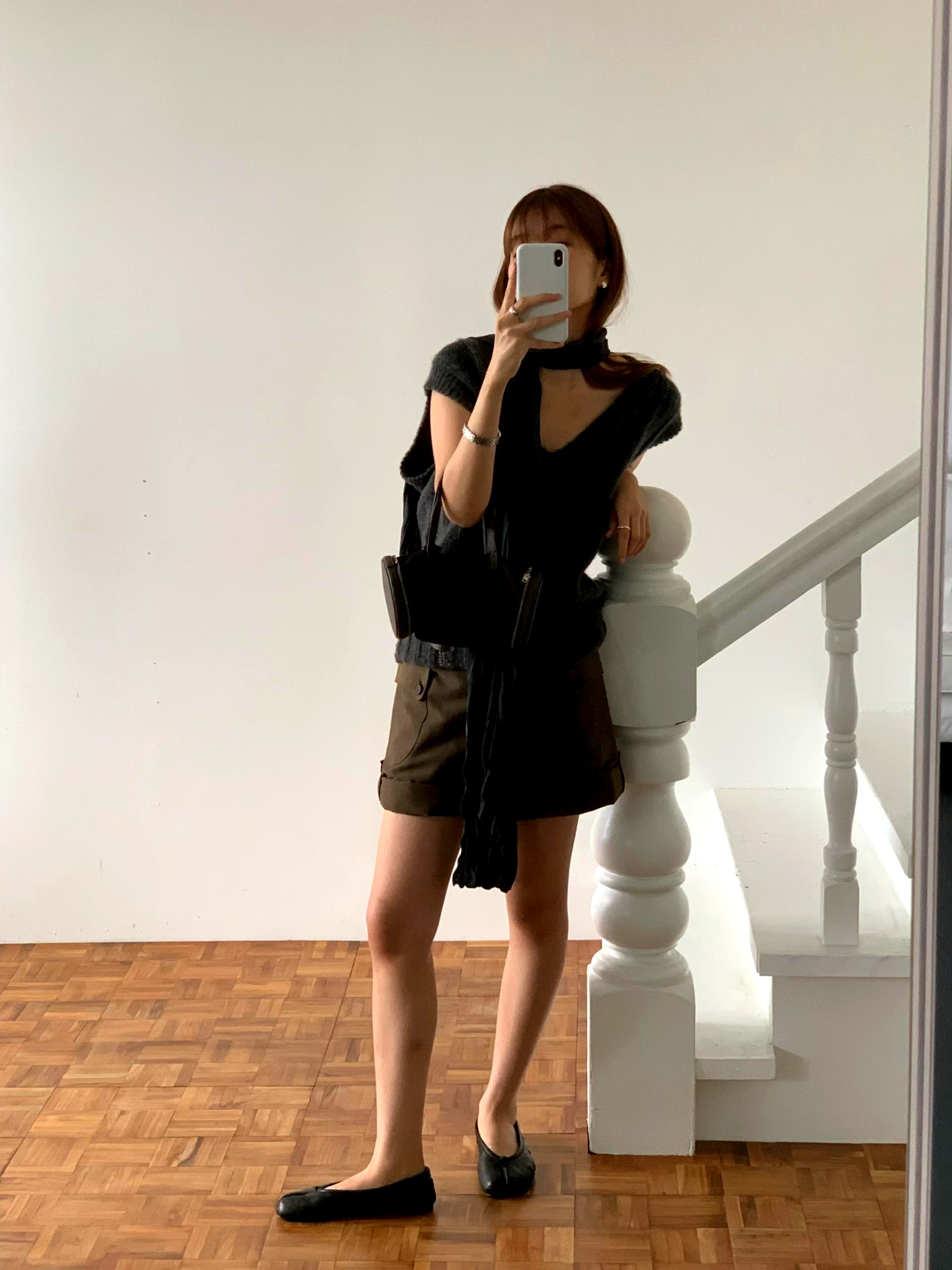 스타일리시하고 미니멀한 블랙 반팔 티셔츠, 봄과 여름에 적합