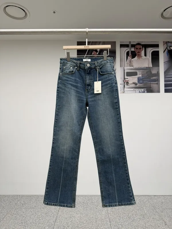 Fashionable Loose Fit Jeans, Classic Blue, Comfortable and Versatile