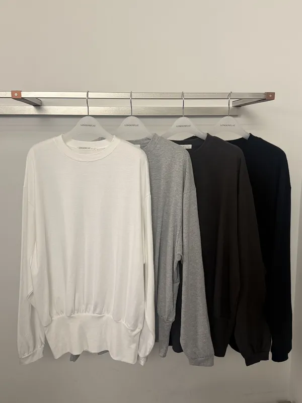ベーシックな万能長袖Tシャツ - 快適なカジュアルスタイル