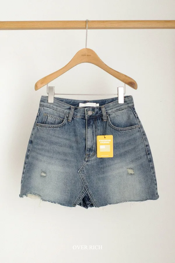 Stylish Ripped Denim Shorts - A Summer Essential