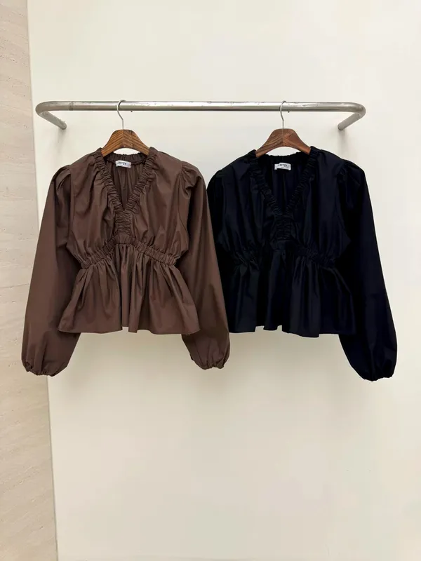 Stylish Versatile Women's Top with Elegant Pleated Design