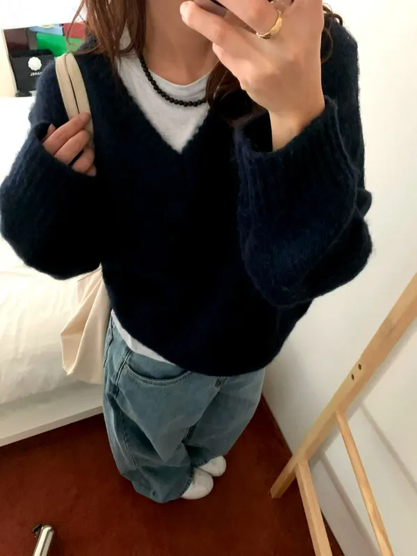 時尚休閒毛衣，寬松V領設計，舒適保暖