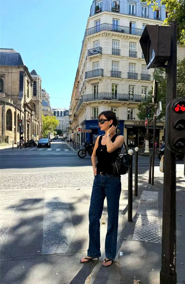 Stylish Versatile Women's Denim Jeans to Showcase Elegance