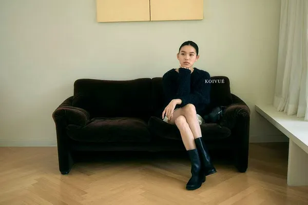 Stylish and Minimalist Women's Top with Comfortable Knit Design